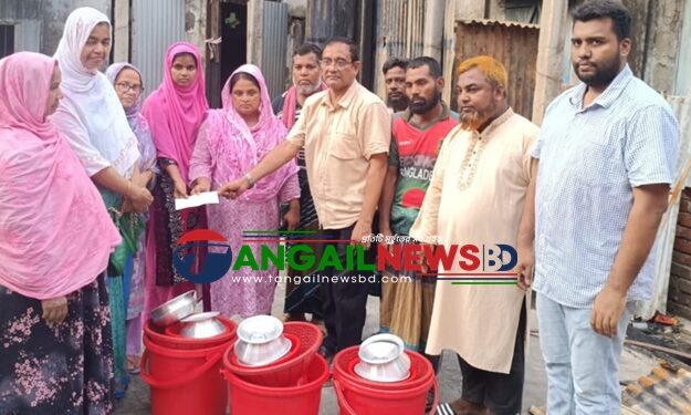 টাঙ্গাইলের দেওলায় আগুন লাগা চার পরিবারকে টুকুর পক্ষে আর্থিক সহায়তা প্রদান