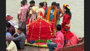 যমুনার তীরে বেহুলা ভাসান ও হারিয়ে যেতে বসা ঐতিহ্যের জীবন্ত আয়োজন