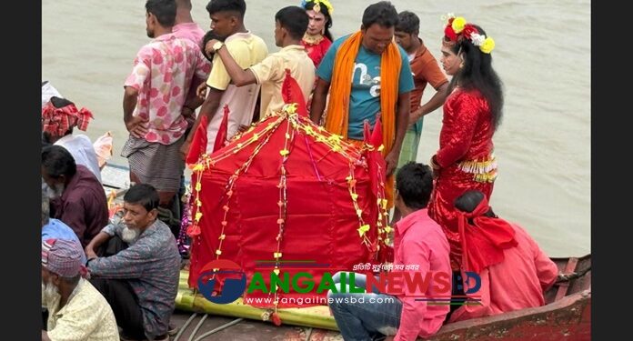 যমুনার তীরে বেহুলা ভাসান ও হারিয়ে যেতে বসা ঐতিহ্যের জীবন্ত আয়োজন