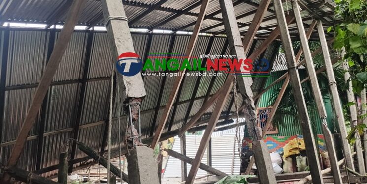 দেলদুয়ারে জমি সংক্রান্ত বিরোধে বসতবাড়ী ভাংচুর ও লুটপাট