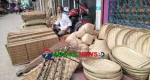 ধনবাড়ীতে বাঁশের তৈজসপত্র বিক্রি করে সংসার চলে পা হারানো চাঁন মিয়ার