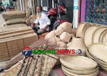 ধনবাড়ীতে বাঁশের তৈজসপত্র বিক্রি করে সংসার চলে পা হারানো চাঁন মিয়ার