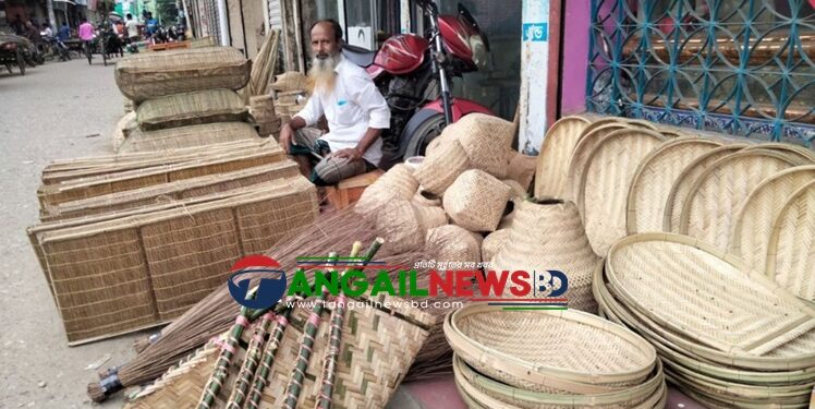 ধনবাড়ীতে বাঁশের তৈজসপত্র বিক্রি করে সংসার চলে পা হারানো চাঁন মিয়ার