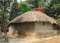 টাঙ্গাইলের পাহাড়ি অঞ্চলে বিলুপ্তির পথে ঐতিহ্যবাহী একটি মাটির ঘর