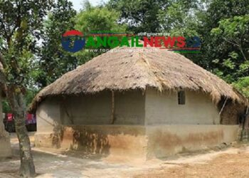 টাঙ্গাইলের পাহাড়ি অঞ্চলে বিলুপ্তির পথে ঐতিহ্যবাহী একটি মাটির ঘর