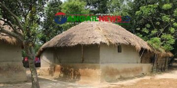 টাঙ্গাইলের পাহাড়ি অঞ্চলে বিলুপ্তির পথে ঐতিহ্যবাহী একটি মাটির ঘর
