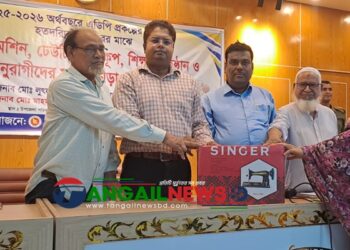 ঘাটাইলে সেলাই মেশিন, টিউবওয়েল ও শিক্ষা-খেলাধুলার সামগ্রী বিতরণ