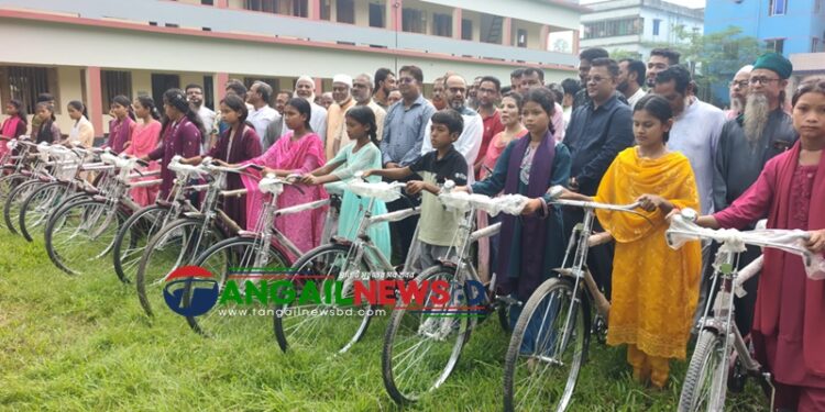 ঘাটাইলে শিক্ষার্থী ও সুবিধাবঞ্চিতদের বাইসাইকেল, সেলাই মেশিন ও শিক্ষাবৃত্তি বিতরণ