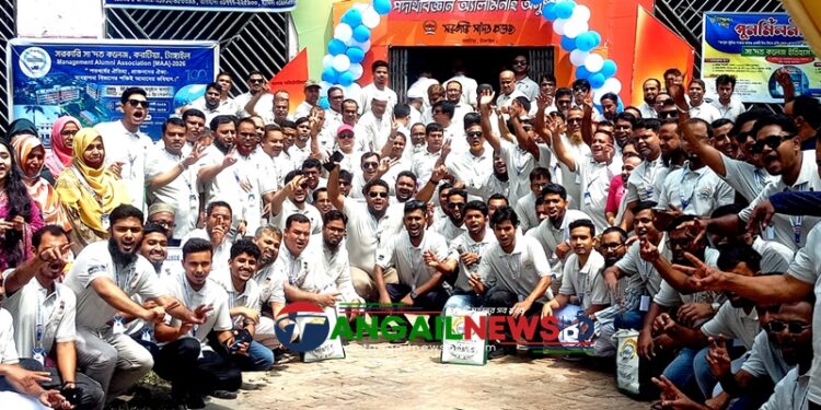 টাঙ্গাইলে সরকারি সা'দত কলেজের পদার্থ বিজ্ঞান বিভাগের পুনর্মিলনী