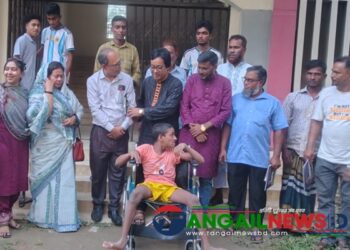 গোপালপুরের নগদা শিমলায় দুই প্রতিবন্ধীকে হুইল চেয়ার দিলেন তারেক খাঁন