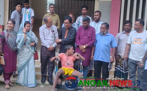 গোপালপুরের নগদা শিমলায় দুই প্রতিবন্ধীকে হুইল চেয়ার দিলেন তারেক খাঁন