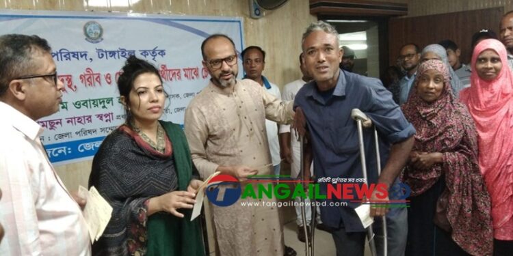 টাঙ্গাইলে ১৪০ জনের মাঝে প্রকল্পের ১৭ লাখ টাকার চেক বিতরণ