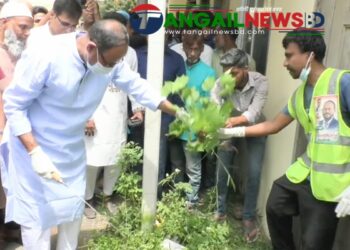 টাঙ্গাইলে হাসপাতালের আঙিনা নিজ হাতে পরিষ্কার করলেন প্রতিমন্ত্রী টুকু