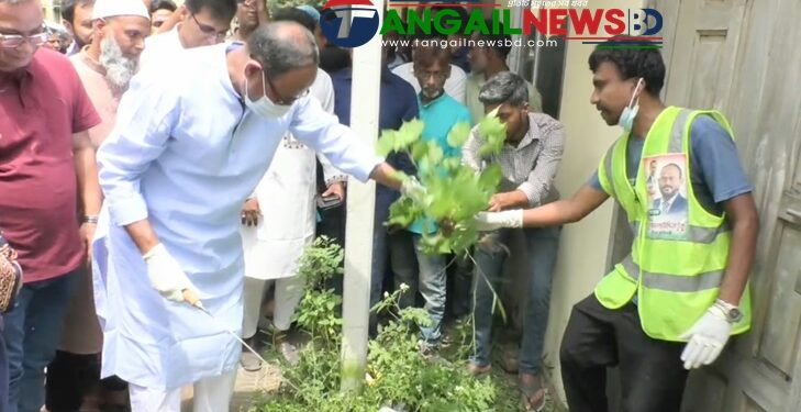 টাঙ্গাইলে হাসপাতালের আঙিনা নিজ হাতে পরিষ্কার করলেন প্রতিমন্ত্রী টুকু