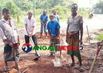 কালিহাতীতে শিক্ষক ইস্কান্দারের উদ্যোগে সড়কের গর্ত সংস্কারের কাজ শুরু