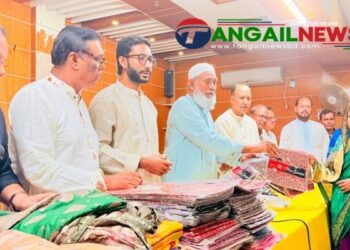 গোপালপুরে ১৮০ পরিবারকে কাপড় ও ৫৫ পূজামণ্ডপে অর্থ অনুদান দিলেন এমপি