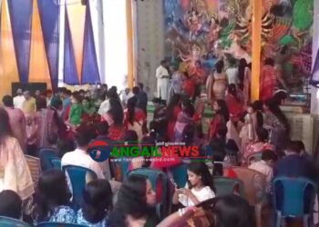 অষ্টমী তিথিতে টাঙ্গাইলের দুর্গা মন্ডপগুলোতে ভক্তদের ঢল নেমেছে