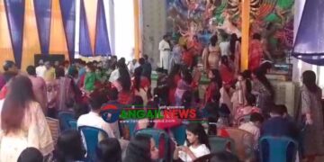 অষ্টমী তিথিতে টাঙ্গাইলের দুর্গা মন্ডপগুলোতে ভক্তদের ঢল নেমেছে