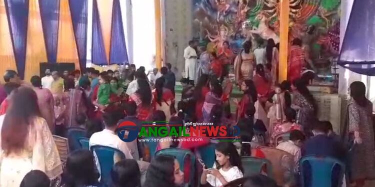 অষ্টমী তিথিতে টাঙ্গাইলের দুর্গা মন্ডপগুলোতে ভক্তদের ঢল নেমেছে