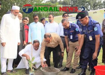পরিবেশ সংরক্ষণ ও সবুজের বিস্তারের লক্ষ্যে টাঙ্গাইল জেলা পুলিশের বৃক্ষরোপণ কর্মসূচি