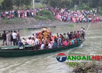 কালিহাতীর ঝিনাই নদীতে শারদীয় দুর্গোৎসবের বিজয়া দশমীর নৌকা শোভাযাত্রা