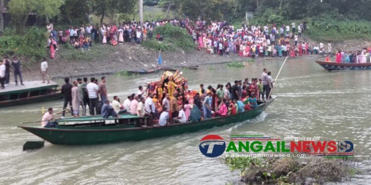 কালিহাতীর ঝিনাই নদীতে শারদীয় দুর্গোৎসবের বিজয়া দশমীর নৌকা শোভাযাত্রা