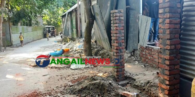 দেলদুয়ারে বীর মুক্তিযোদ্ধার বাড়ীর নিরাপত্তা গেইট নির্মাণে বাঁধা দেয়ার অভিযোগ