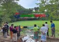 মির্জাপুরে নিয়ন্ত্রণ হারিয়ে ৩০০ বস্তা সার বোঝাই ট্রাক পুকুরে