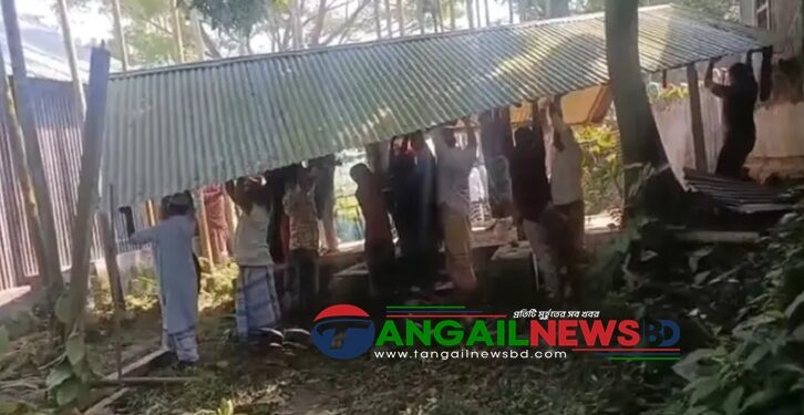 কালিহাতীতে কবরস্থানে যাওয়ার রাস্তা বন্ধ ॥ ঘর ভেঙে লাশ দাফন