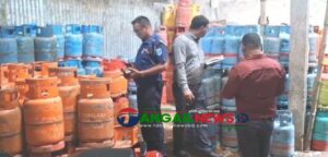 টাঙ্গাইলে ৩শ’ বোতল এলপিজি গ্যাস জব্দ ও ১ লাখ টাকা জরিমানা